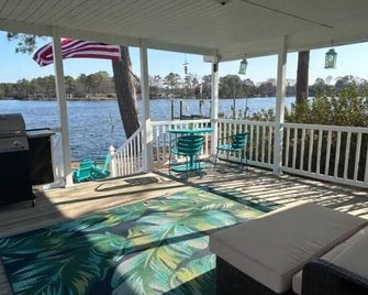 Steps from the water with a private dock, a big relaxing porch & great amenities - Bath - Balcón