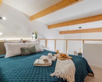 Authentic Studio with Terrace by HostWise - Porto - Sypialnia