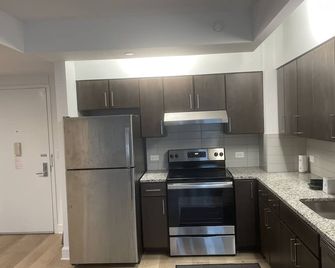 2 Bedroom And 1 Bathroom Unit in Forest Hills , Queens, New York - קווינס - מטבח