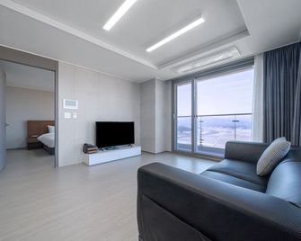 Gangneung Chonpines Ocean Suites Hotel - Gangneung - Living room