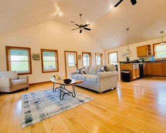 Seaside Serenity Unleashed 3-bedroom Enjoyable beach getaway!!! - Corolla - Living room
