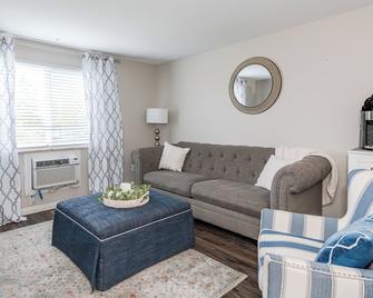 Stylish & Cozy Retreat W Modern Comforts! - Kettering - Living room