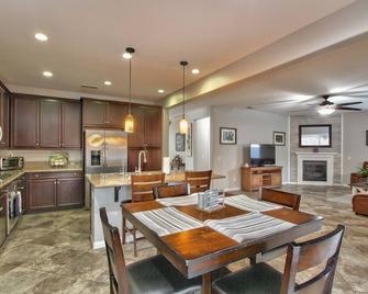 4 Bedroom Home Just Minutes From Wine Country - Winchester - Dining room