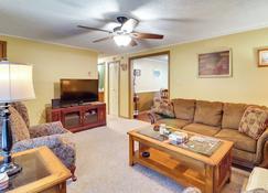 Cozy Albrightsville Home 10 Mi to Pocono Raceway! - Albrightsville - Living room