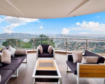 Protea Hotel by Marriott Kampala Skyz - Kampala - Balcón