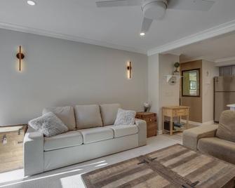 Killington Condo with 3 Flat Screen TVs, pool & tennis ! - Rutland - Living room