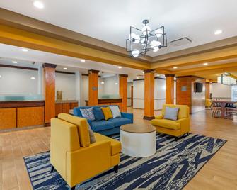 Comfort Inn and Suites Akron South - Akron - Living room