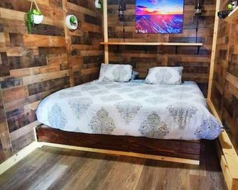 Dog Friendly Private Cabin w Hot Tub Leadville-A - Leadville - Bedroom