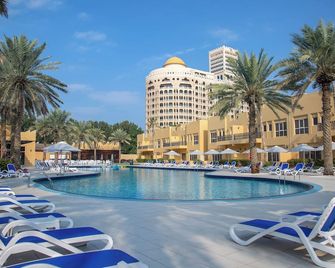 Al Hamra Village Hotel - Al Jazīrah al Ḩamrā’ - Pool