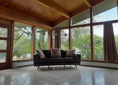 Mid Century Modern-close to city park and pool. - Centerville - Salon