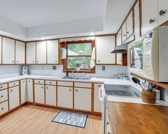 Quiet Retreat in Bluffton: Fish, Hike & Golf - Bluffton - Kitchen