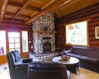 Handsome Dan's at Otter Point - Sooke - Living room