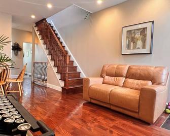 Hidden Gem Townhome with 2 BRs -University City -near UPenn&Drexel - Φιλαδέλφεια - Σαλόνι