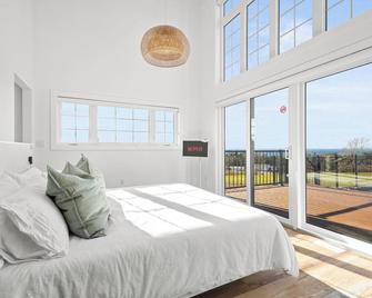 In ground HOT TUB + 2 primary bedrooms w/ ensuites - Chester - Bedroom