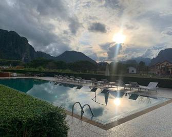 The Grand Riverside Hotel - Vang Vieng - Pool