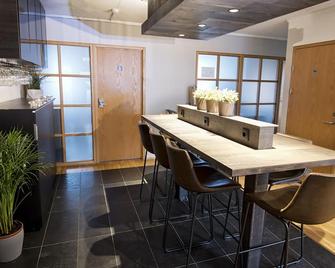 بي 14 هوستل - ريكيافيك - غرفة طعام