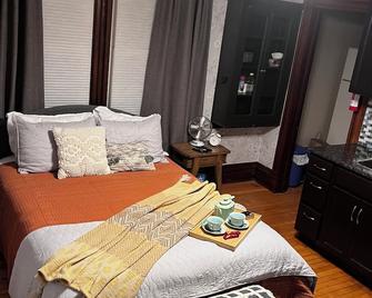 Romantic Second floor walk up Studio suite in central Marquette w sauna access - Marquette - Bedroom