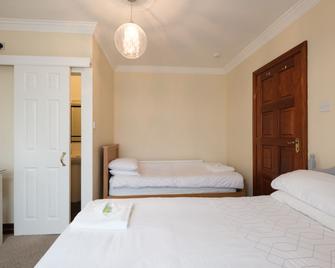 Four Seasons B&B - גולווי - חדר שינה