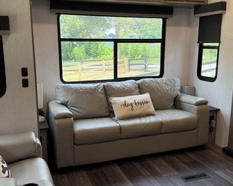 Charming RV with AC in Columbus for a cozy getaway - Columbus - Living room