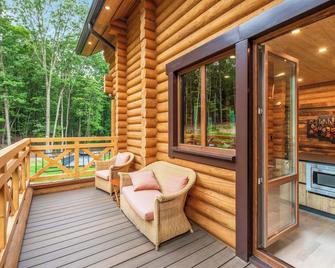 Log House Vacation Rental with Pool and Tennis Court near with Camelback - Scotrun - Балкон