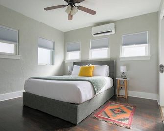 Sunny Downtown Oasis with Hot Tub - Cañon City - Habitación