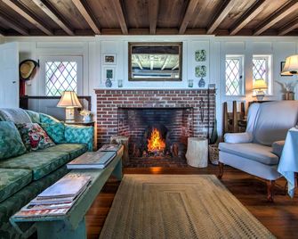 Kennebunk Cottage w/ Private Beach & Ocean Views! - Kennebunk - Living room