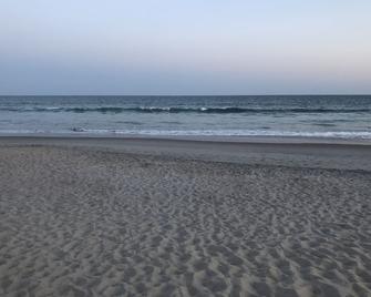 Beach views! Listen to the waves! Steps to beach access! 3 bed and 3 bathrooms! - Hampstead - Beach