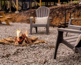 Lux Glamping, Fire Pit, Views near Big South Fork - Huntsville - Patio