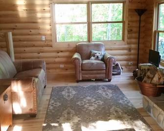 Beautiful Log Cabin on Remote Lake, with Limited Public Access. - Orr - Sala de estar