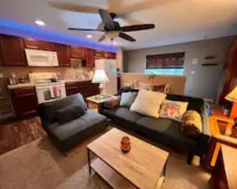 Relaxing 1-Bedroom Farm Retreat. Pets welcome! - Clermont - Living room