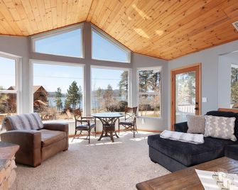 Breathtaking Lake Views - Huge Great Room & Game Room, Dual Fireplaces, Pacman! - Big Bear Lake - Sala de estar