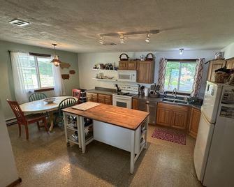 Peninsula Cabin Rental - Annandale - Kitchen