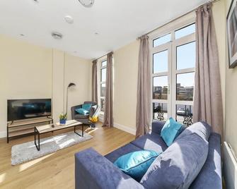 Luxury 2 Bedroom Apartments with Parking - Maidenhead - Living room