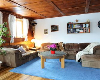Lovingly Modernized, Exclusive Apartment In A Historic Farmhouse - Görisried - Sala de estar
