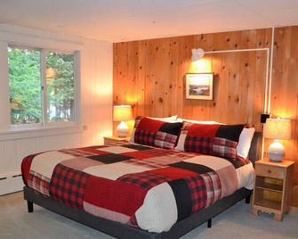 B's Hive on on the shores of Lower Lake - Saranac Lake - Bedroom