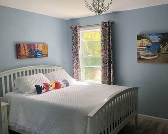 Bayside Cottage: A Cozy Coastal Retreat - Northport - Habitación