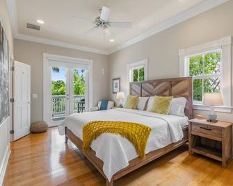 Latitude Adjustment ~ Prestigious 3 Bedroom, 3.5 Bathroom Home With Pool! - קי ווסט - חדר שינה