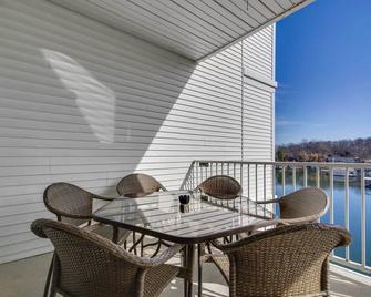 Lakefront Osage Beach Condo Dock Your Boat Here! - Osage Beach - Balcony