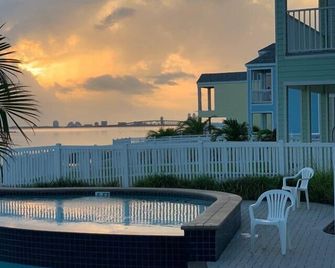 Bayview Casita- Balcony & Views! Community Pool, Hot Tub, Park. Dining & Beach. - Port Isabel - Piscine