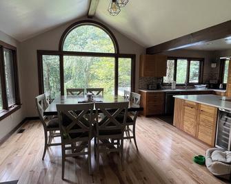 Charming house for a weekend getaway in the fall or Summer - Mt Pocono - Dining room