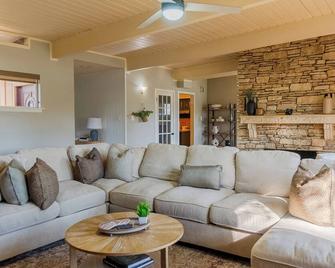 Canopy of Helotes - Helotes - Living room