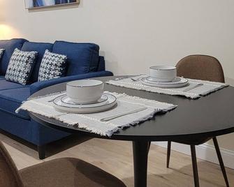 Cozy 2-Bed/2-Bath w/free Parking on premise - Newark - Essbereich