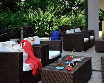 Due Pavoni - Pesaro - Patio