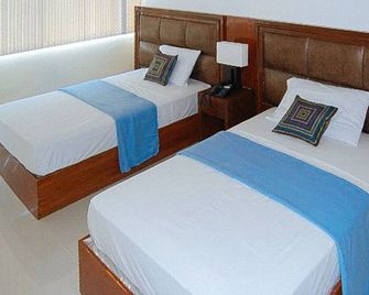 Sky Garden Hotel by RedDoorz - Roxas City - Bedroom