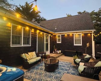 Charming 3-bedroom farmhouse with WiFi, AC in lovely Hampton Bays - Hampton Bays - Innenhof