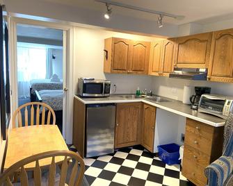 Douglas Guest House - Vancouver - Kitchen