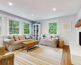 The Happy Place - Falmouth - Living room