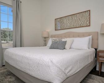 Brand New, Beautifully Appointed, Country Cottage! - Lindale - Bedroom