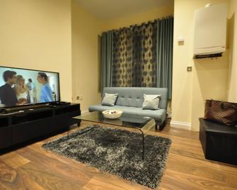 Luxurious 2 Bed Apartment - Bedford - Living room