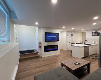 Cozy 2 bedrooms Suite Near Calgary Airport Sleeps 6 - Calgary - Sala de estar